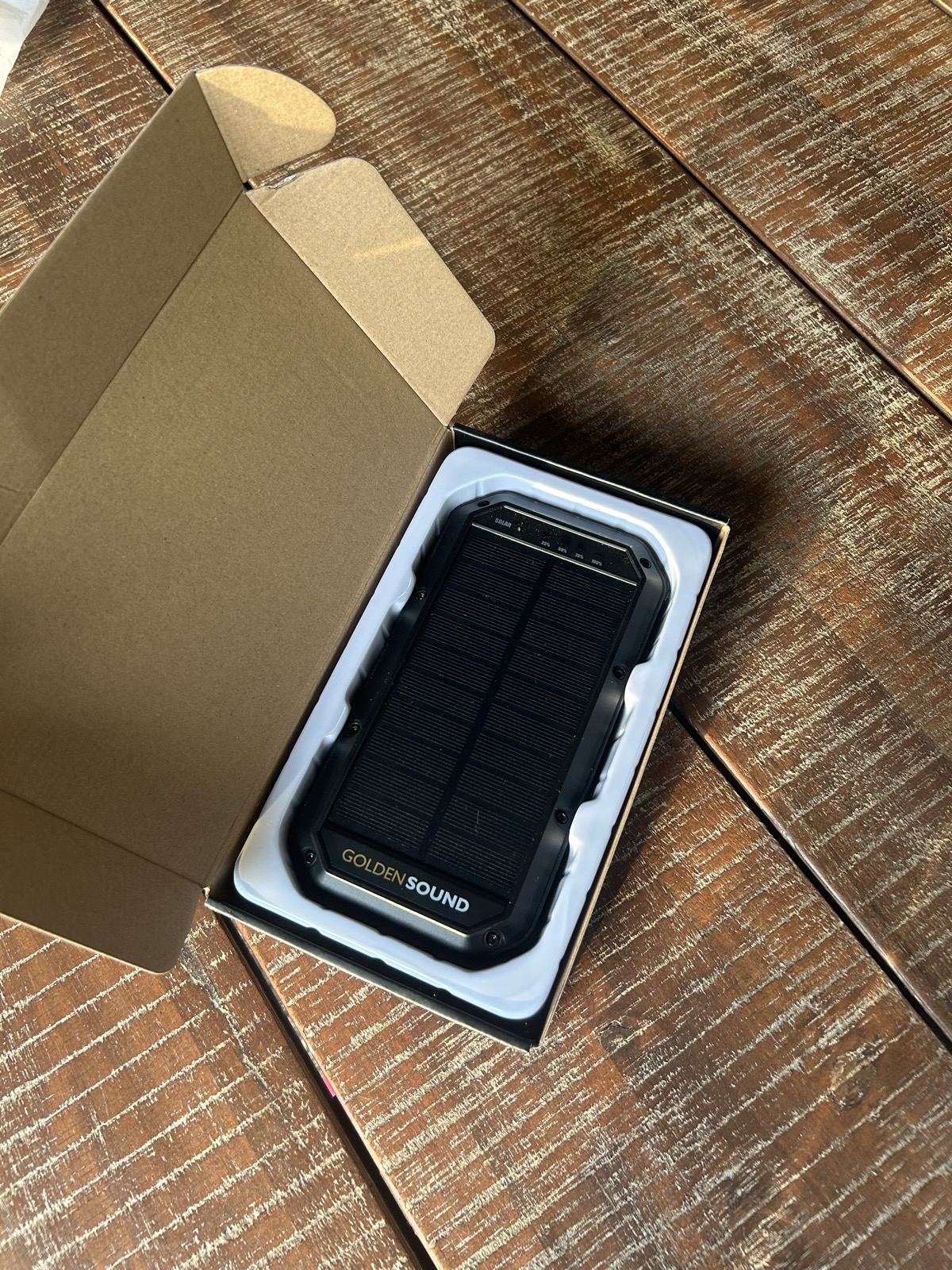 Eigen foto van de Golden Sound Solar Powerbank 30000 mAh Zwart 22,5W tijdens onze test