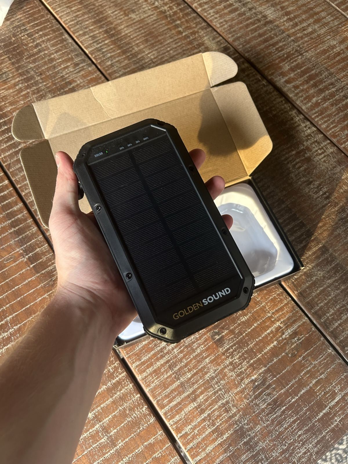 Eigen foto van de Golden Sound Solar Powerbank 30000 mAh Zwart 22,5W tijdens onze test