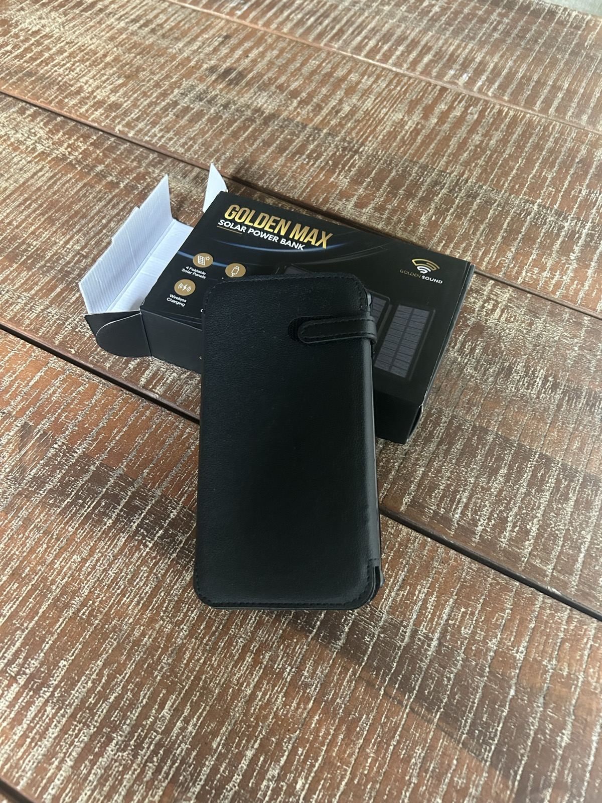 Eigen foto van de Golden Sound Solar Powerbank 30.000 mAh met 4 Panelen tijdens onze test