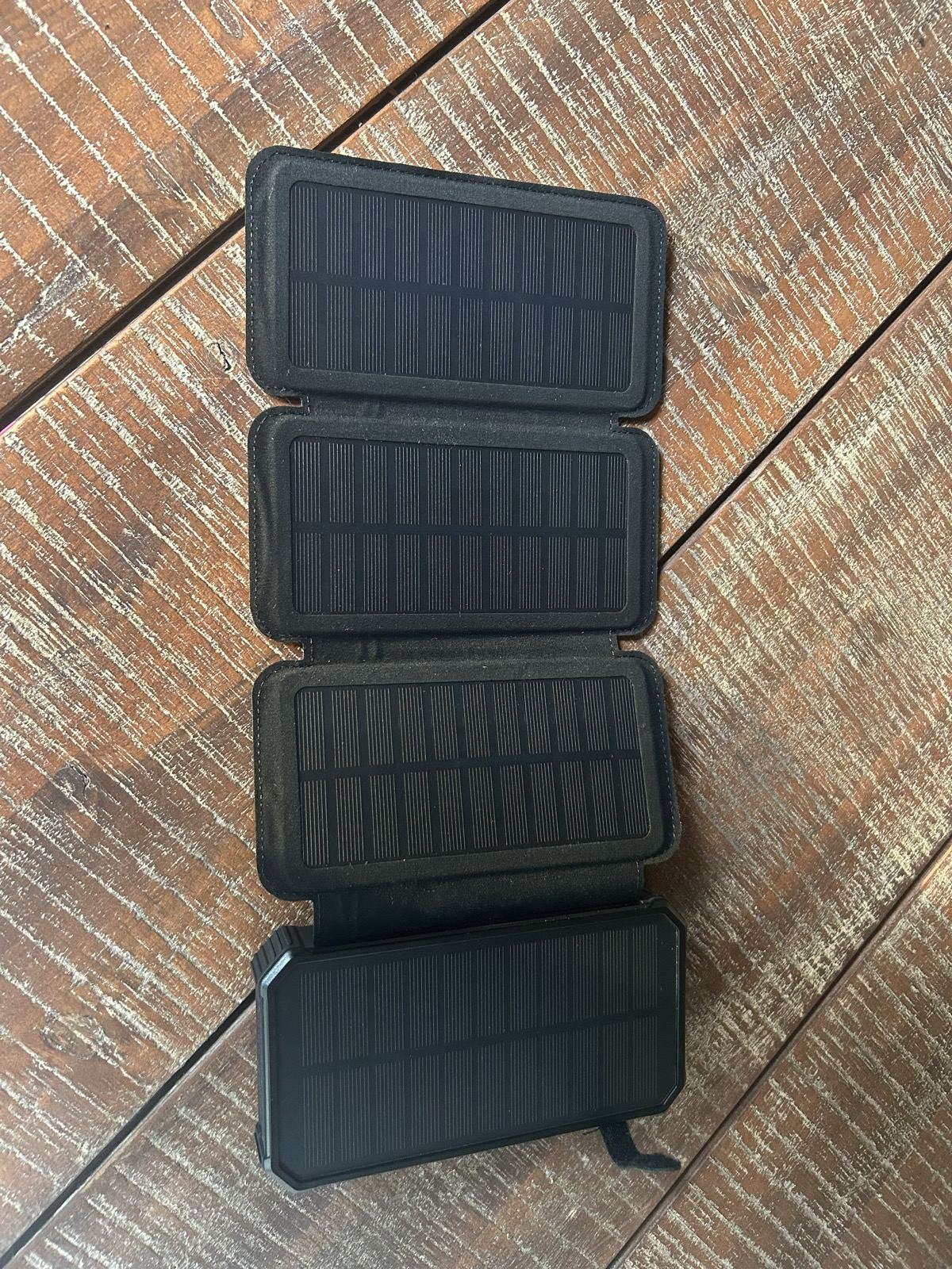 Eigen foto van de Golden Sound Solar Powerbank 30.000 mAh met 4 Panelen tijdens onze test