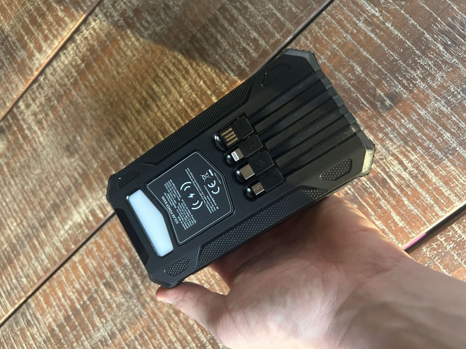 Eigen foto van de Golden Sound Solar Powerbank 30.000 mAh met 4 Panelen tijdens onze test